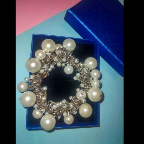 Vintage White Pearl & Silver Tone Bracelet - Picture 2 of 2